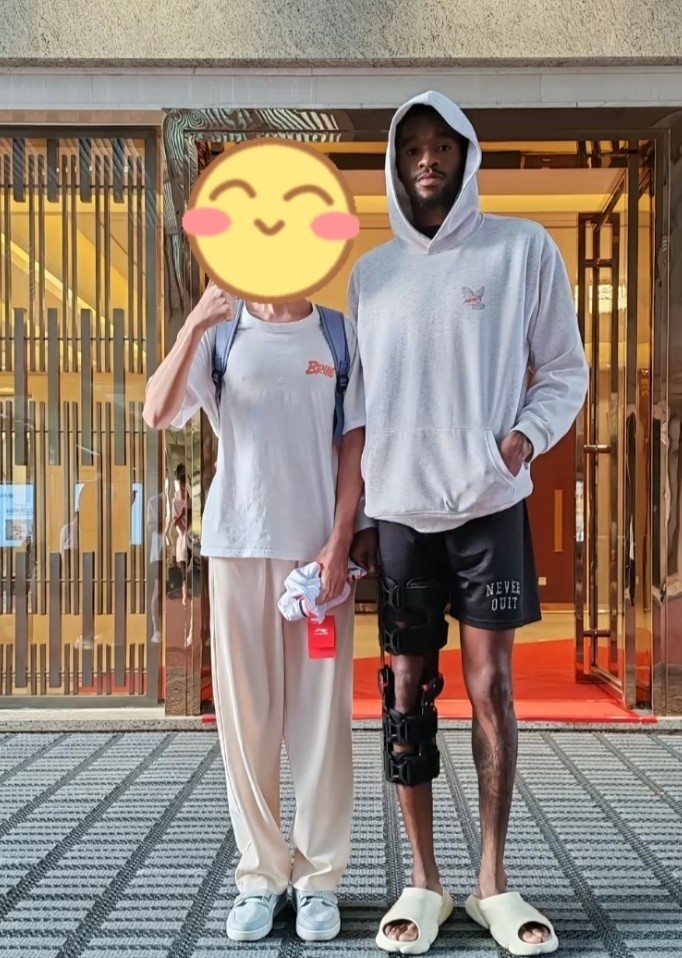 蜘蛛直播-因伤赛季报销！球迷晒与萨姆纳的合照 后者的膝盖上还绑着护具