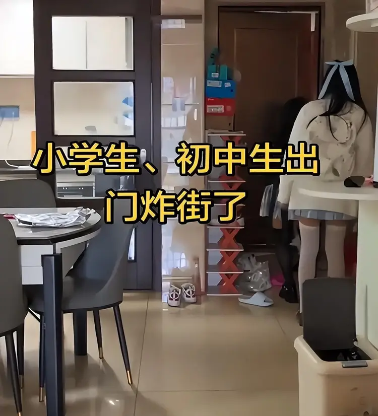 蜘蛛直播官方网站-“我女儿敢这样，腿给砸断”，宝妈晒2个女儿出门，装束让人怒了
